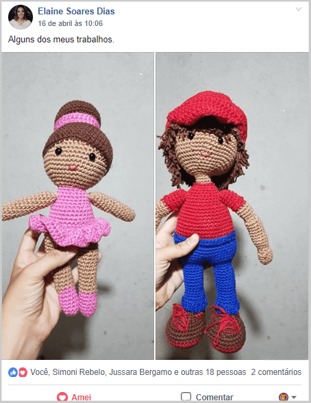 A direira boneca amigurumi com roupa de bailarina rosa, a esquerda, boneco com cabelo e chapeu e blusa vermelha, calça azul, e tenis marrom com detalhes vermelhos